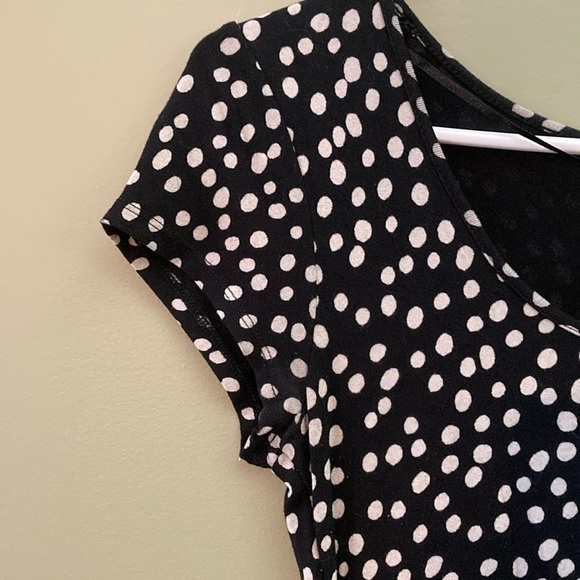 Thyme Maternity Black and White Wrap Midi Dress with Scoop Neck - Picture 3 of 11